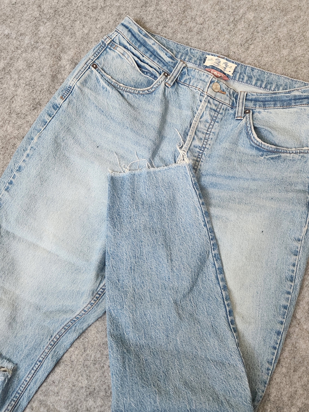We The Free Button Fly Distressed Raw Hem Jeans Women's 31 Blue Denim Curvy Y2K